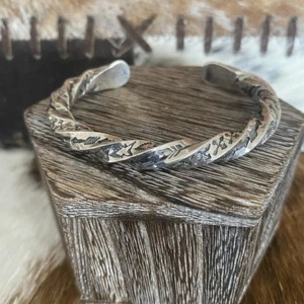 SUNSHINE REEVES Twisted Stamped Sterling Silver Arrow Cuff - Picture 3 of 6